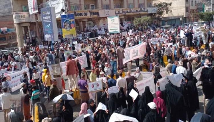 معلّمو تعز يُواصلون احتجاجاتهم للمطالبة بتحسين الأجور والأوضاع المعيشية

