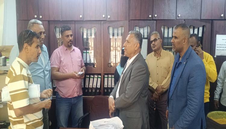 نائب محافظ عدن يترأس اجتماعا لموظفي مؤسسة المياه ويشيد بمستوى الانضباط الوظيفي