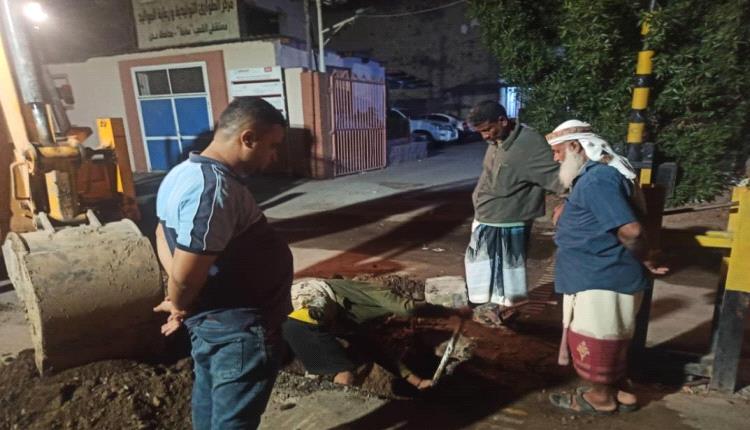 إصلاح خط المياه الممون لاحياء الشعب والعيدروس في مديرية صيرة بعدن
