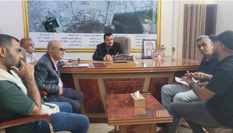 مدير عام المنصورة يناقش آلية عمل قسم تراخيص المهن التجارية بمكتب الأشغال العامة
