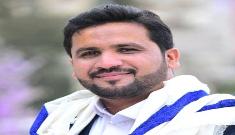ناشط حوثي يتهم جماعته بالفساد واتخاذ قرارات "غبية" تزيد من معاناة الشعب
