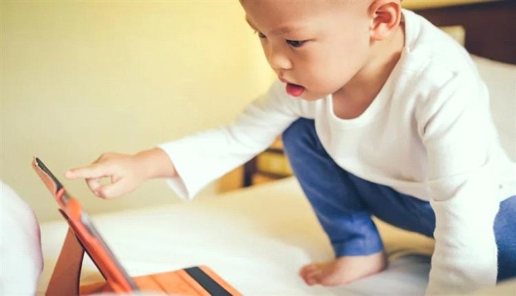 الكثير من وقت الشاشة يبطئ مهارات التعلّم لدى الطفل
