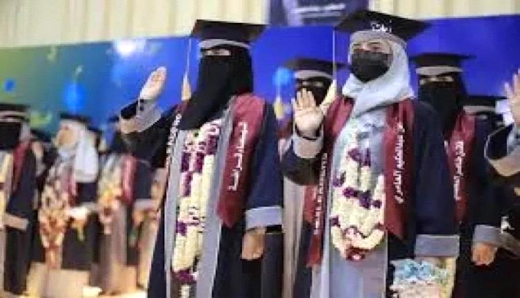 مسلح حوثي يقتحم حفل تخرج طالبات في محافظة إب ويفتش ملابسهن
