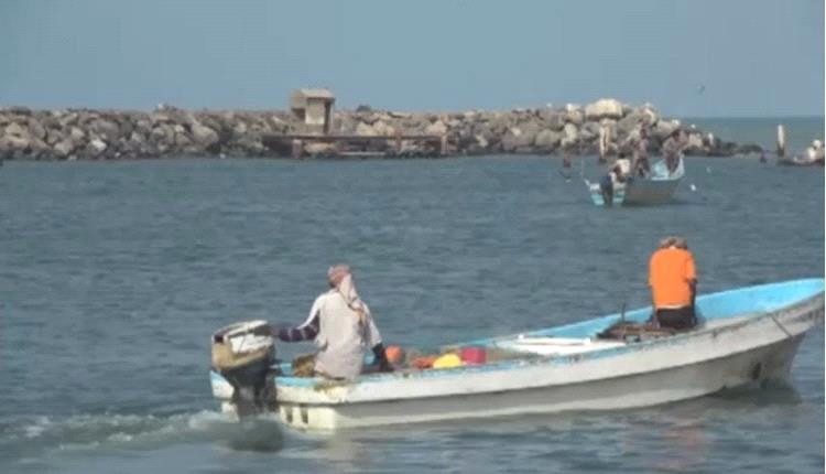 عودة 60 صياداً يمنياً إلى الخوخة بعد الإفراج عنهم من السجون الإريترية

