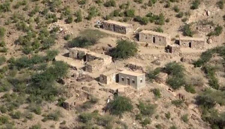 استشهاد طفلة وإصابة شقيقها بقصف حوثي على قرية مأهولة غربي تعز