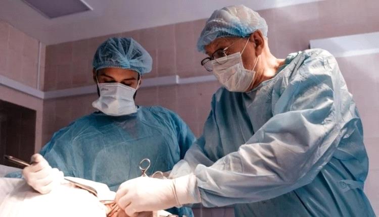 معجزة طبية.. إزالة 15 حجراً من بطن مريض
