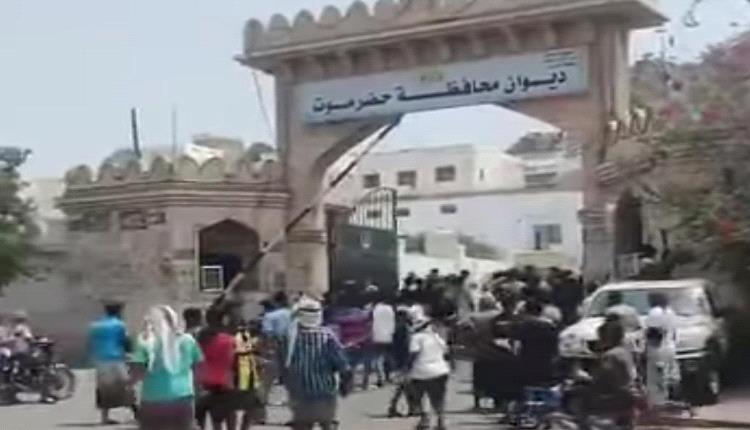 أزمة الكهرباء تُفجر احتجاجات غاضبة في المكلا ومحتجون يقتحمون مبنى السلطة المحلية
