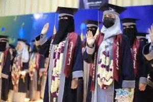 مسلح حوثي يقتحم حفل تخرج طالبات في محافظة إب ويفتش ملابسهن
