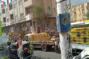 سائقو شاحنات الدواجن يثورون في تعز.. مظاهرة غاضبة ضد الجبايات وابتزاز النقاط الأمنية