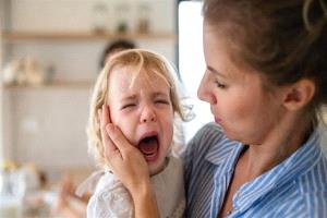 انسَ التربية اللطيفة!.. دراسة: الصرامة هي الطريق لنجاح طفلك
