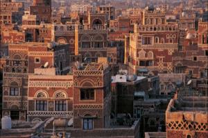 تجار صنعاء يحتجون على قرارات حوثية تعسفية بمنع السيارات الأمريكية وفرض ضرائب جديدة على السلع الأساسية

