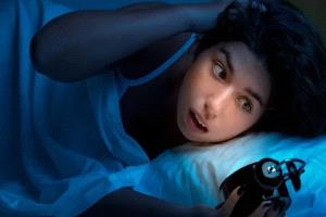 أسباب الاستيقاظ المتكرر أثناء الليل.. وطرق التعامل معه
