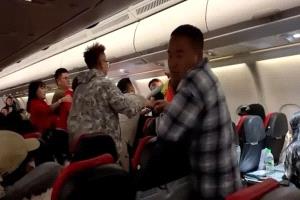 شجار عنيف داخل طائرة بسبب نساء رفضن الصمت
