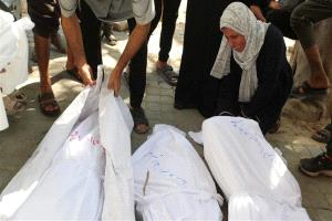 استشهاد 12 فلسطينياً في قصف إسرائيلي متواصل على غزة
