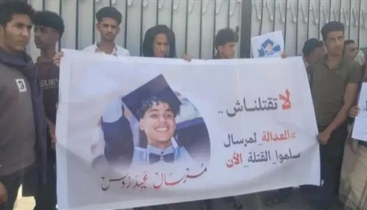 على خلفية قضية مقتل طفل .. إحالة ضابط أمني رفيع إلى السجن المركزي بتعز
