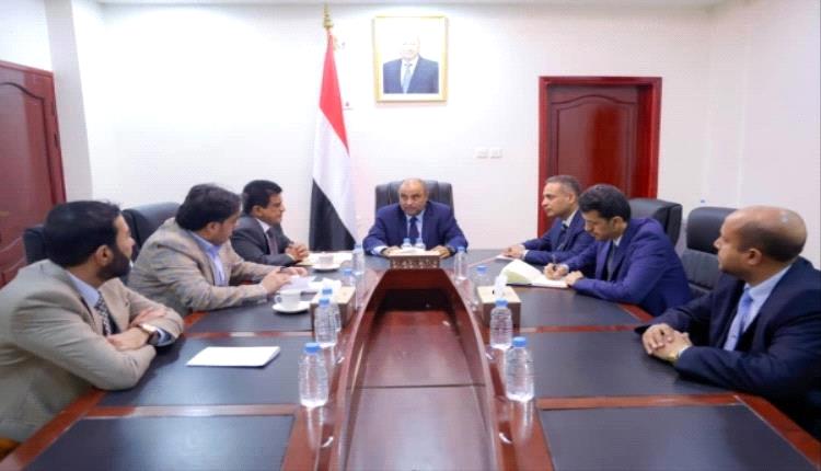 بن بريك يترأس أول اجتماع حكومي في عدن لبحث أزمة الكهرباء
