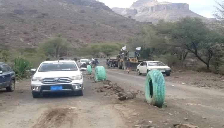 جمرك الذل: الحوثيون ينصبون فخًّا ماليًا على طريق عدن–صنعاء لابتزاز المسافرين وتغذية حربهم
