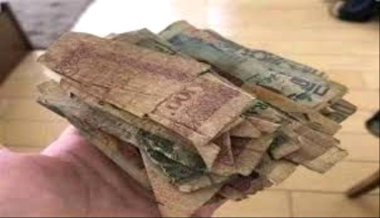 الحوثيون يصرفون نصف راتب بعملة تالفة ويثيرون موجة غضب في أوساط الموظفين
