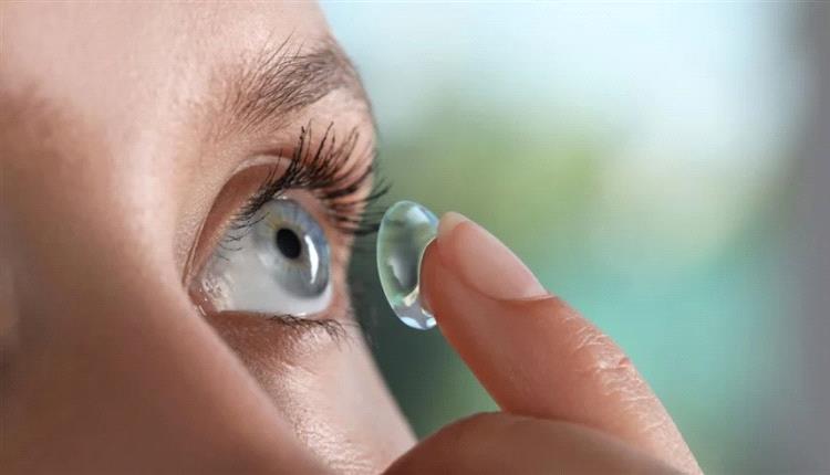 عدسات لاصقة ذكية تراقب ضغط العين
