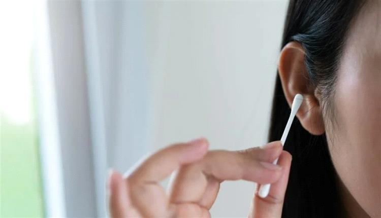 علامة غير متوقعة في شمع الأذن قد تكشف خطر إصابتك بهذا المرض!
