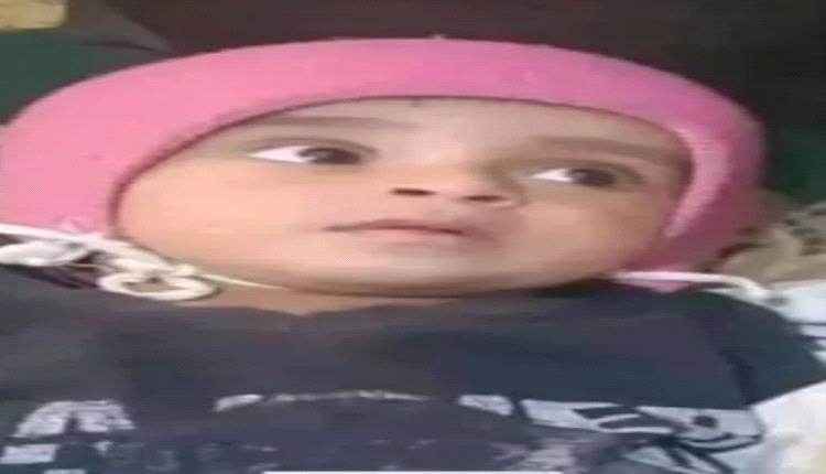 شخص ملثم يترك طفلًا أمام عمارة بصنعاء ويهرب
