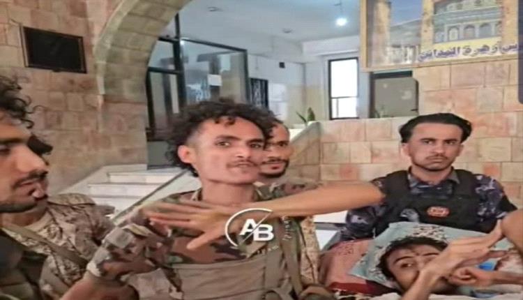 جنود يقتحمون مبنى محافظة تعز للمطالبة بعلاج زميلهم الجريح منذ 3 سنوات