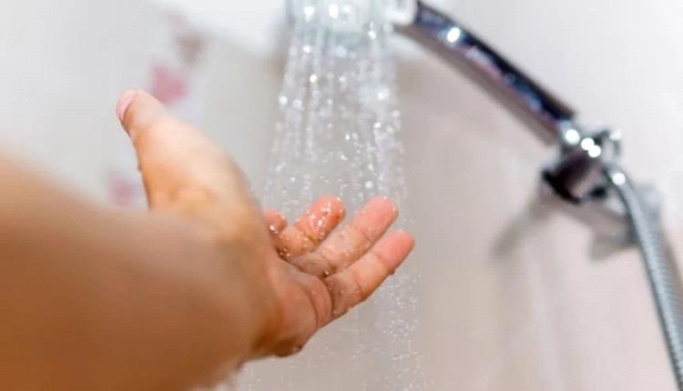 لا تستحم بالماء البارد في موجات الحر.. تحذير طبي من مضاعفات قاتلة
