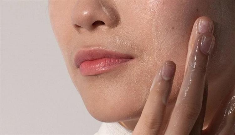 "أبدو كأنني في الثمانين".. منتج تجميلي شهير يُشوّه وجه امرأة!
