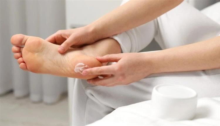 أسباب تشقق القدمين وطرق العلاج
