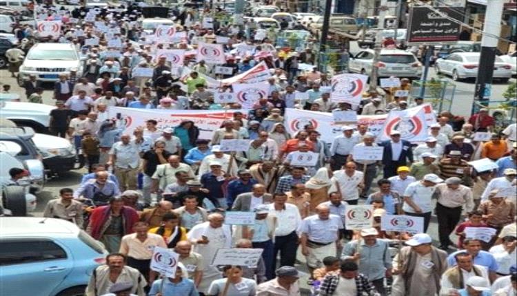 معلمو تعز يتظاهرون للمطالبة بحقوقهم
