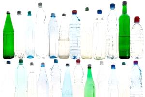 دراسة: لا تشرب الماء في زجاجة بلاستيك معاد تدويره
