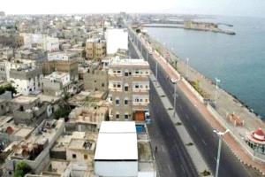 بعد وفاة زوجته بساعات.. موظف حكومي في الحديدة يموت من القهر بسبب إقالته من عمله
