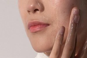 "أبدو كأنني في الثمانين".. منتج تجميلي شهير يُشوّه وجه امرأة!
