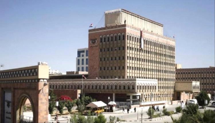 أكبر البنوك تغادر من صنعاء لعدن وإغلاق مرتقب للشريان الوحيد