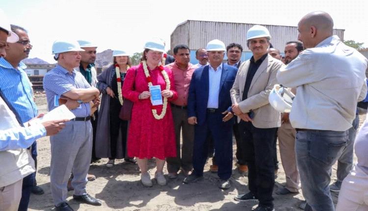 الشرجبي ولملس ونائبة وزير التعاون بالخارجية الهولندية يطلعون على أوضاع المياه في عدن
