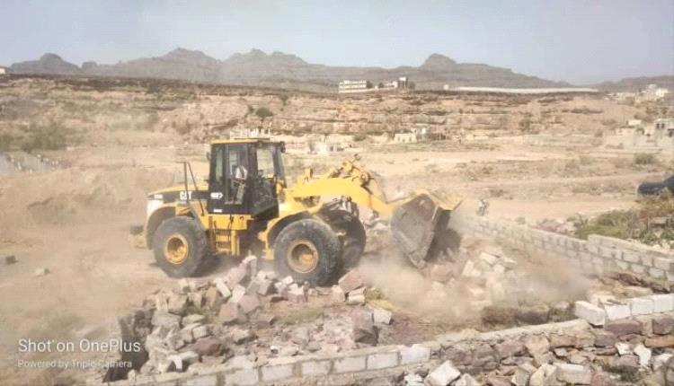 هجوم جرافات الحوثي على منازل المواطنين بدمت وسط سخط شعبي واسع
