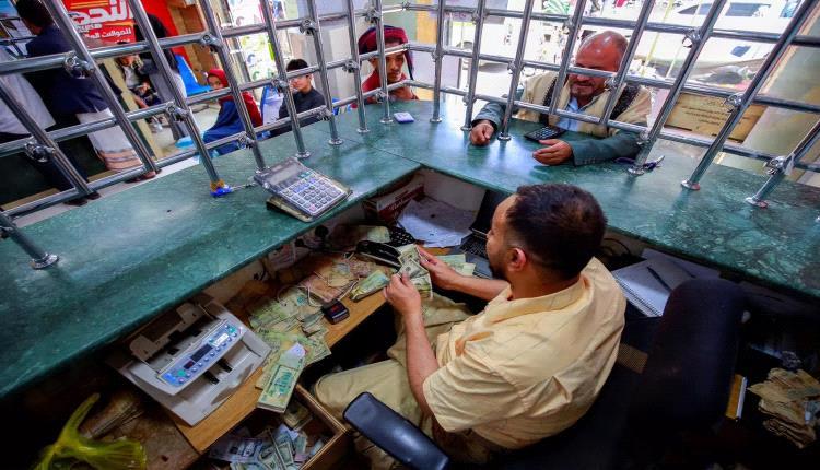 الريال اليمني يفقد 54% من قيمته.. وتقرير أممي يحمل الحوثيين المسؤولية
