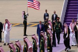 ترامب يصل الرياض في أول جولة بالمنطقة منذ توليه الرئاسة
