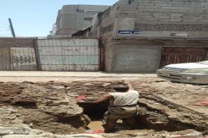 إصلاح كسر في أنبوب مياه رئيسي في شارع ظفار بالشيخ عثمان  
