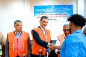 المحافظ لملس يكرّم العمال المبرزين بصندوق النظافة والتحسين في العاصمة عدن بمناسبة عيد العمال